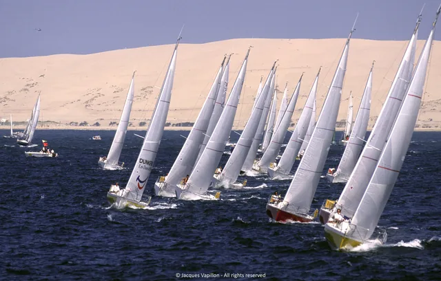 La flotte en Figaro Bénéteau devant la dune du Pilat en 1995